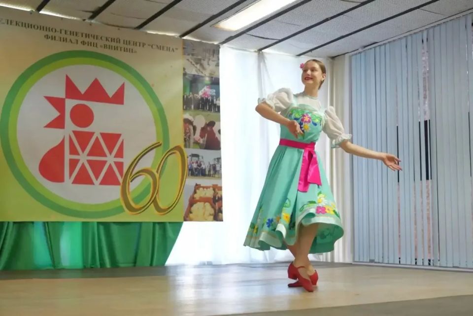 В доме культуры «Юность» в деревне Березняки коллектив селекционно-генетического центра «Смена» филиала Федерального научного центра «Всероссийский научно-исследовательский и технологический институт птицеводства» отметил... В доме культуры «Юность» в деревне Березняки коллектив селекционно-генетического центра «Смена» филиала Федерального научного центра «Всероссийский научно-исследовательский и технологический институт птицеводства» отметил...