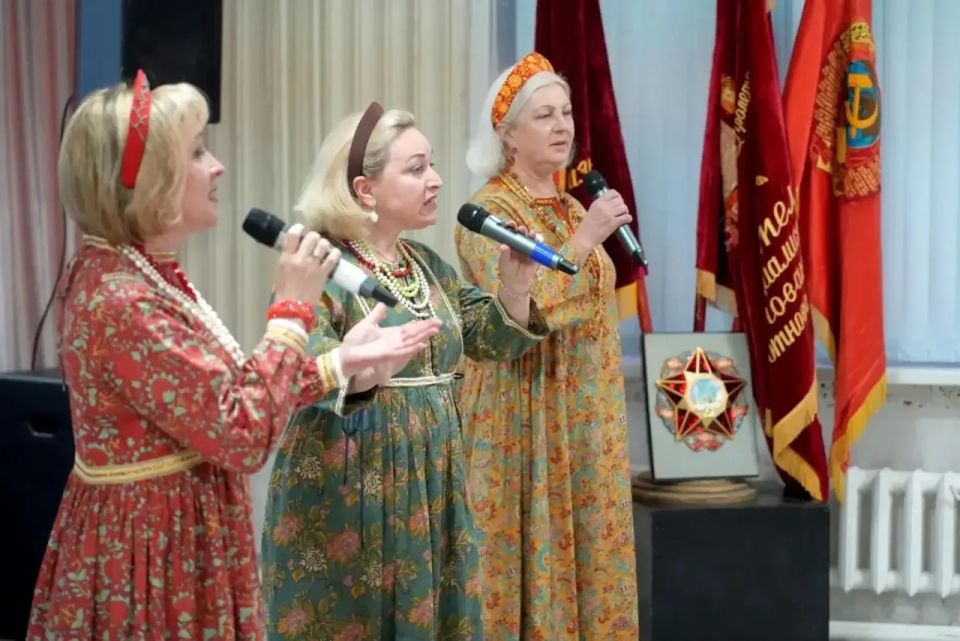 В доме культуры «Юность» в деревне Березняки коллектив селекционно-генетического центра «Смена» филиала Федерального научного центра «Всероссийский научно-исследовательский и технологический институт птицеводства» отметил... В доме культуры «Юность» в деревне Березняки коллектив селекционно-генетического центра «Смена» филиала Федерального научного центра «Всероссийский научно-исследовательский и технологический институт птицеводства» отметил...