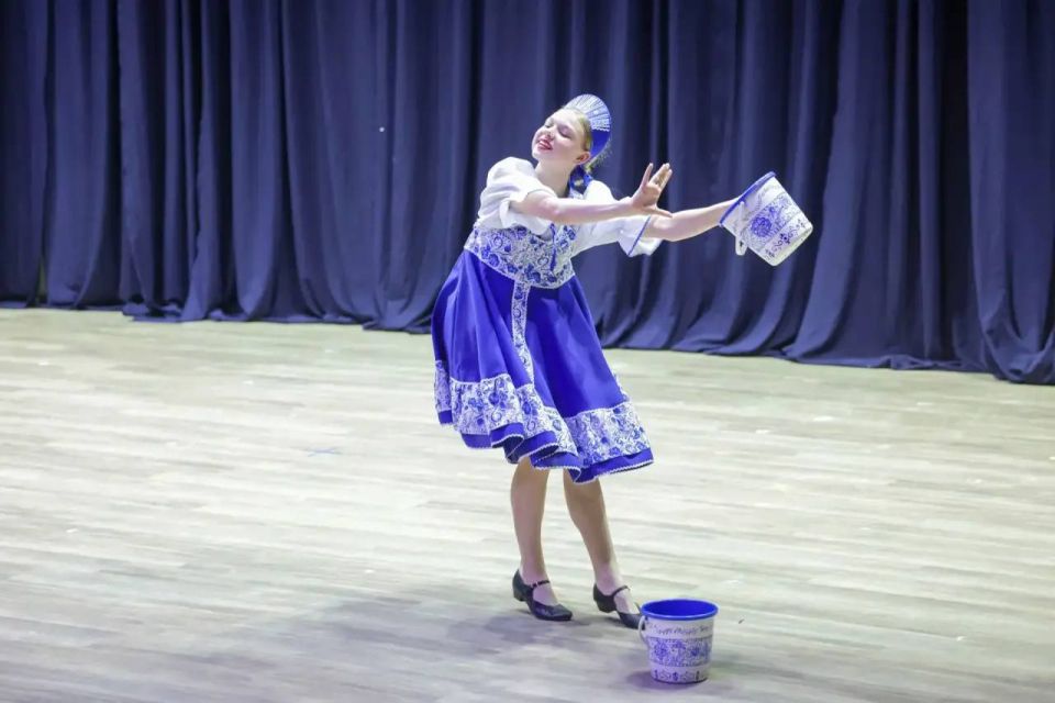 Ансамбль танца «Радуга» представил отчётный концерт «Весенние перезвоны» Ансамбль танца «Радуга» представил отчётный концерт «Весенние перезвоны»