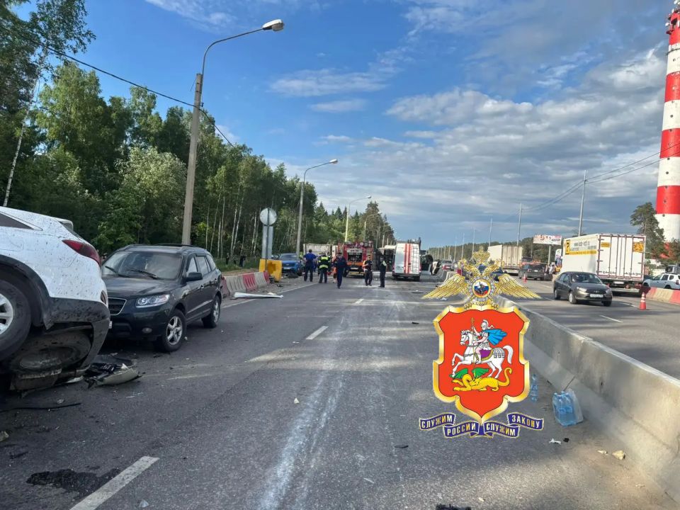 Сотрудники подмосковной Госавтоинспекции устанавливают обстоятельства массового ДТП с участием тринадцати автомобилей в г.о. Пушкинский Сотрудники подмосковной Госавтоинспекции устанавливают обстоятельства массового ДТП с участием тринадцати автомобилей в г.о. Пушкинский