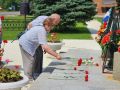 «Память, высеченная в камне»: жители возложили цветы к обелиску в посёлке Фосфоритный
