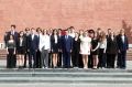 В День памяти и скорби губернатор Подмосковья Андрей Воробьёв вместе с выпускниками школ возложил цветы к Могиле Неизвестного Солдата в Александровском саду