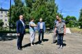 Председатель окружного Совета депутатов Артем Садула вместе со своим заместителем Николаем Михайлиным проверил ход ремонтных работ в рамках комплексного благоустройства дворовых территорий в микрорайоне Росхмель посёлка...