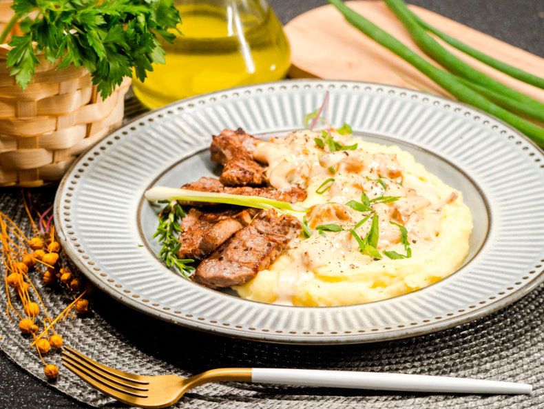Вкусный бефстроганов с лисичками: уютный ужин для всей семьи