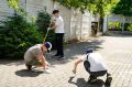 Ребята из подольских трудовых бригад наводят порядок в микрорайоне Кузнечики