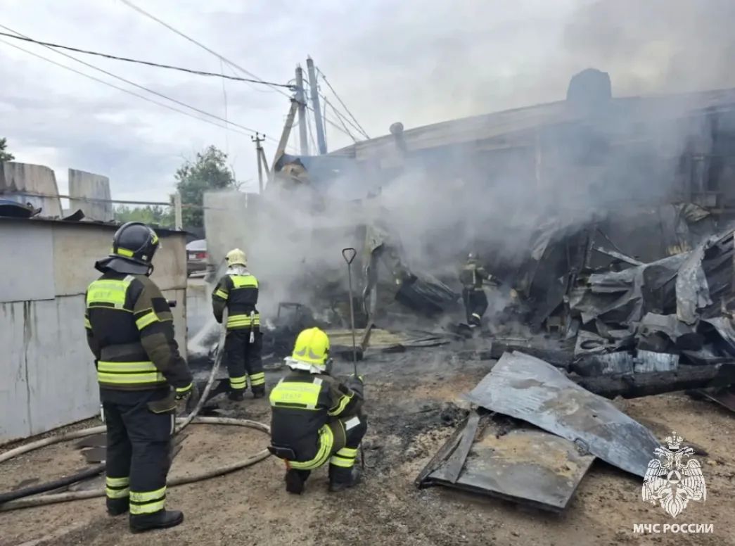 Пожарные Подмосковья ликвидируют возгорание в автосервисе Пожарные Подмосковья ликвидируют возгорание в автосервисе