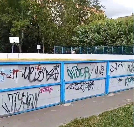 Вандальная живопись: в Долгопрудном хулиганы изуродовали трибуну для болельщиков