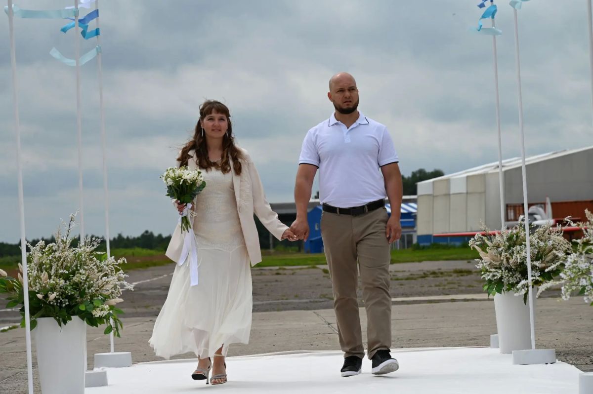 В День святых Петра и Февронии на аэродроме «Большое Грызлово» открыли новую выездную площадку для торжественной регистрации брака В День святых Петра и Февронии на аэродроме «Большое Грызлово» открыли новую выездную площадку для торжественной регистрации брака