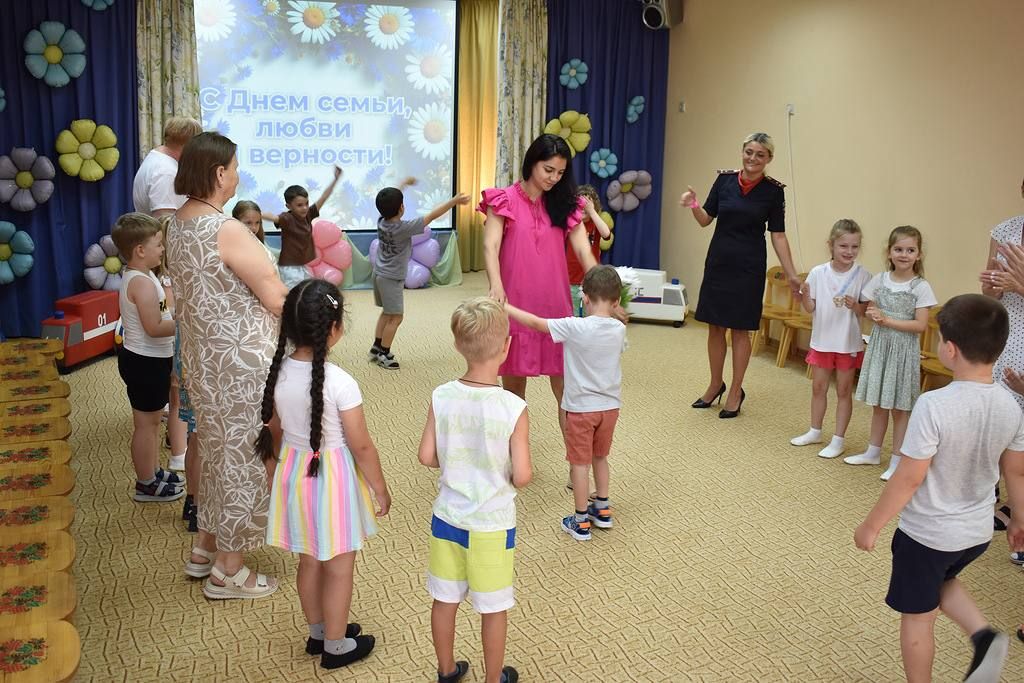 В Домодедово сотрудники Госавтоинспекции, педагоги и активные родители объединили усилия, чтобы провести для воспитанников детского сада трогательную и очень полезную акцию ко Дню семьи, любви и верности В Домодедово сотрудники Госавтоинспекции, педагоги и активные родители объединили усилия, чтобы провести для воспитанников детского сада трогательную и очень полезную акцию ко Дню семьи, любви и верности