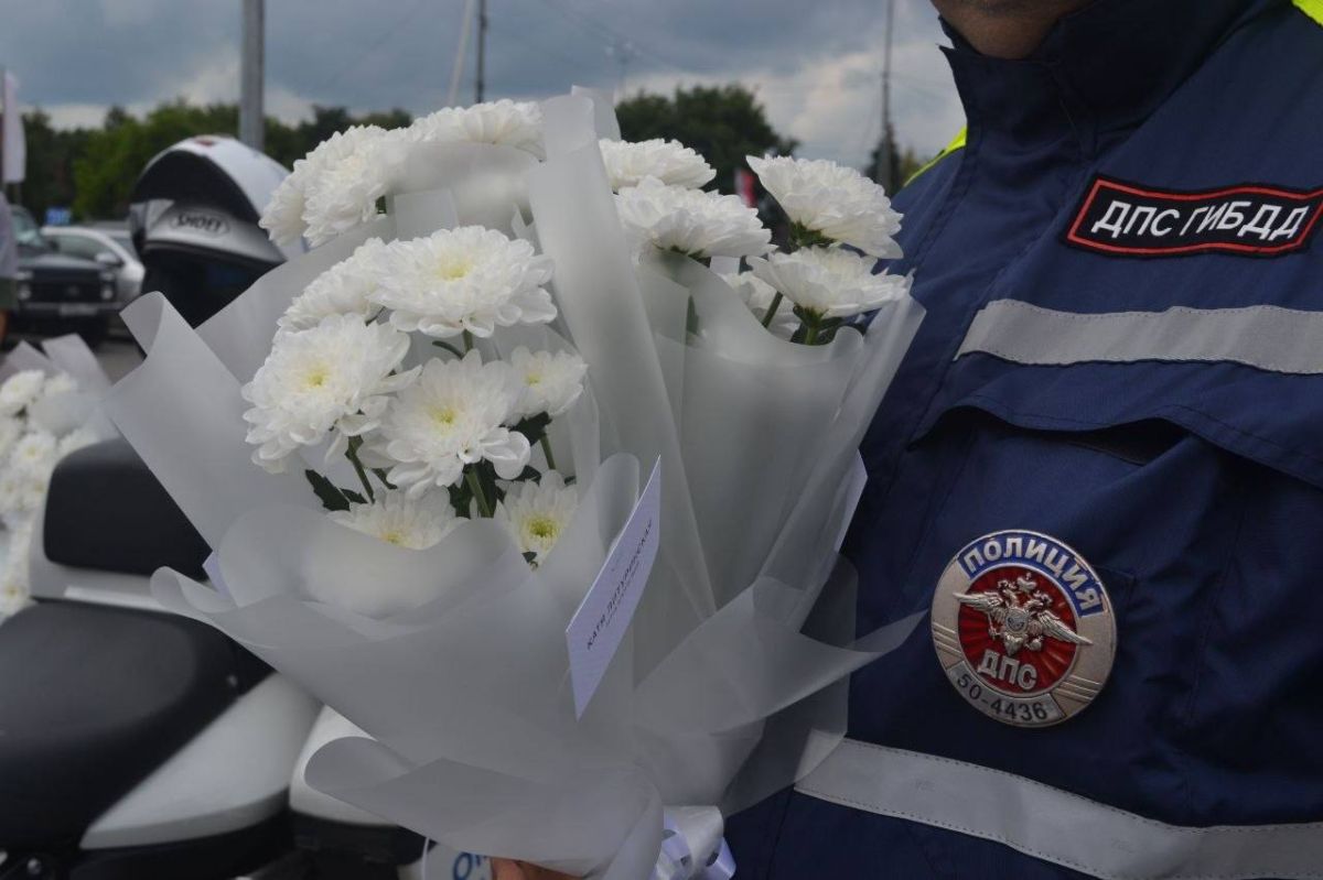 В День семьи, любви и верности сотрудники Госавтоинспекции Чехова провели трогательную акцию на одном из оживлённых участков дорог региона, уделив особое внимание семьям, путешествующим на автомобилях