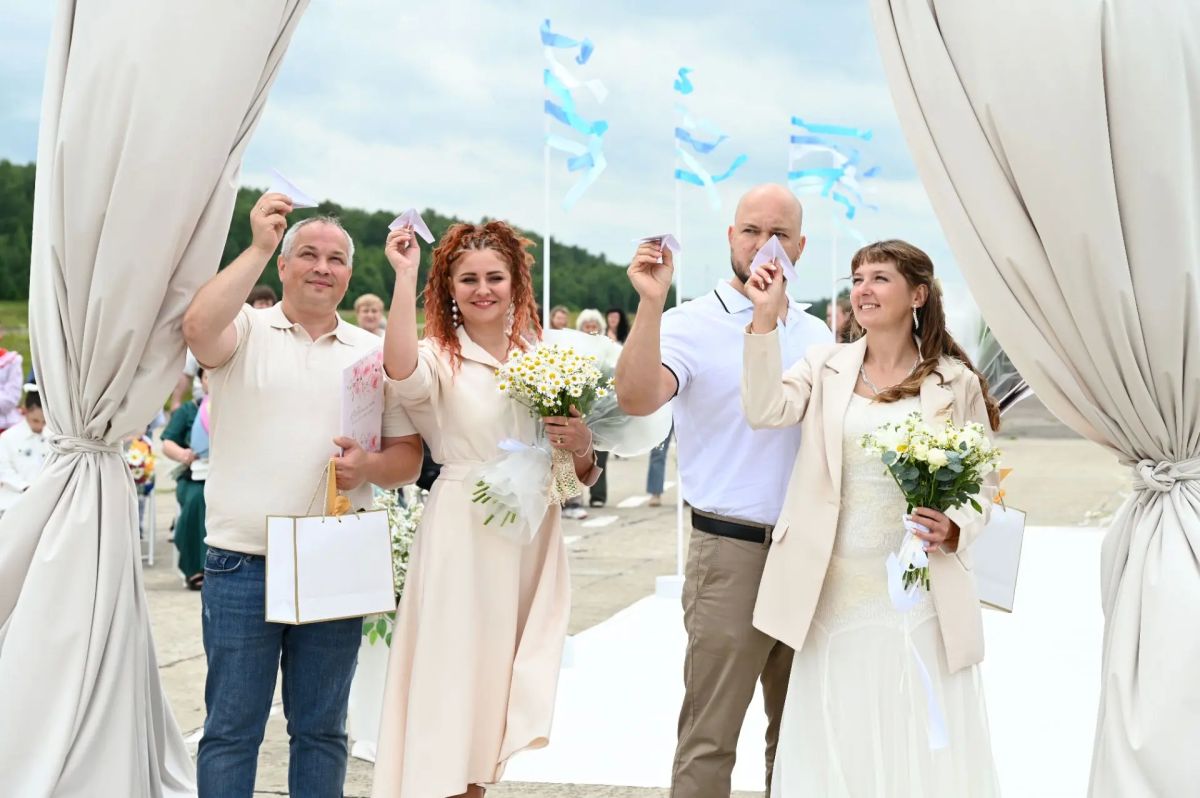 В День святых Петра и Февронии на аэродроме «Большое Грызлово» открыли новую выездную площадку для торжественной регистрации брака В День святых Петра и Февронии на аэродроме «Большое Грызлово» открыли новую выездную площадку для торжественной регистрации брака