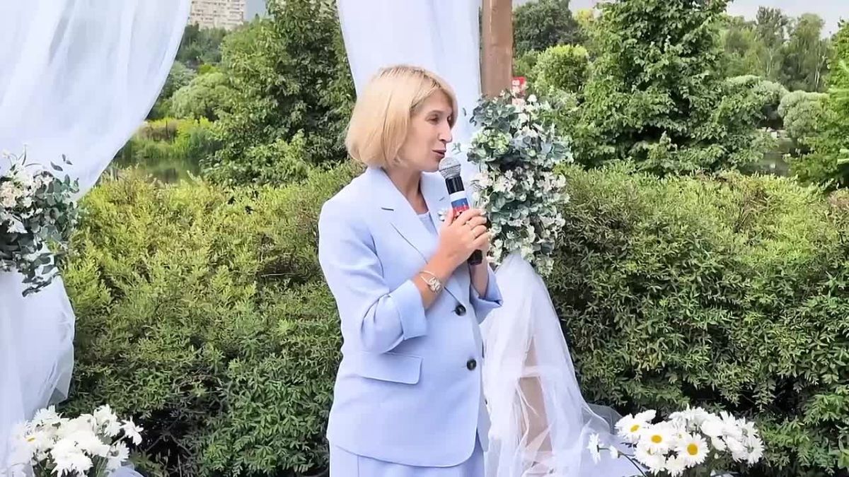 Юлия Купецкая: Самое главное – семья!. В День семьи, любви и верности у памятника Петру и Февронии собрались семейные пары разных поколений, профессий, жизненных историй