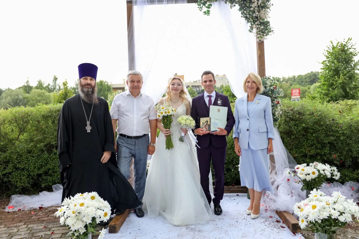 Юлия Купецкая: Самое главное – семья!. В День семьи, любви и верности у памятника Петру и Февронии собрались семейные пары разных поколений, профессий, жизненных историй Юлия Купецкая: Самое главное – семья!. В День семьи, любви и верности у памятника Петру и Февронии собрались семейные пары разных поколений, профессий, жизненных историй