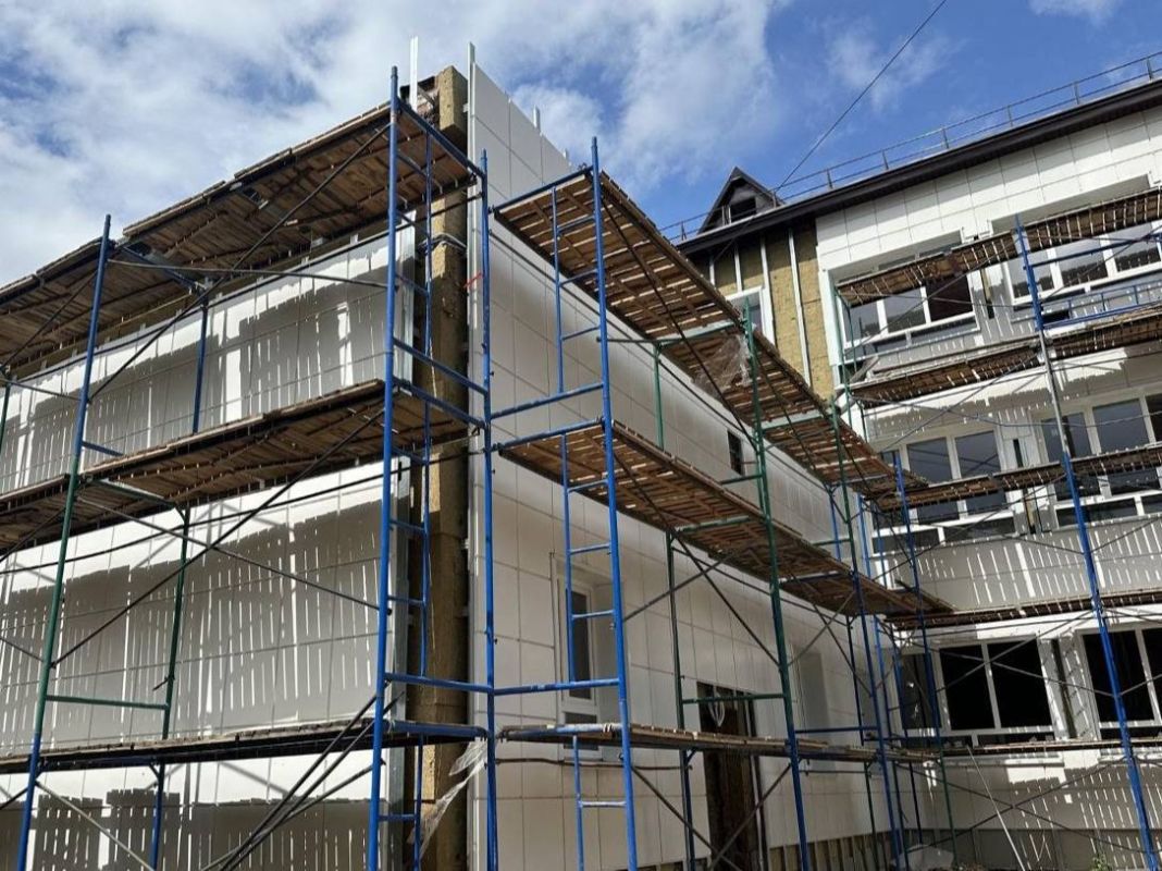 В школе на проспекте Юных Ленинцев фасадные работы завершены на 70% В школе на проспекте Юных Ленинцев фасадные работы завершены на 70%