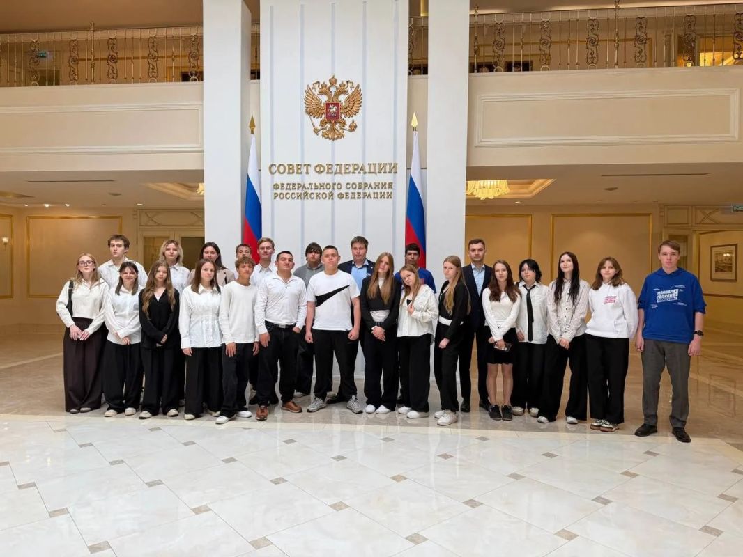Делегация молодежи Подольска посетила с экскурсией Совет Федерации России
