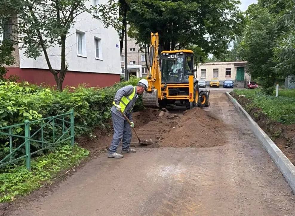 В Подольске продолжаются работы по комплексному благоустройству дворовых территорий
