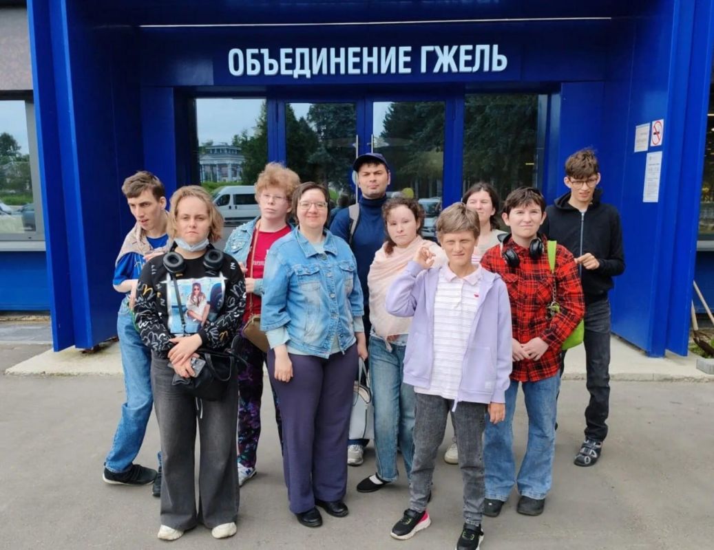 Ребята из отделения реабилитации Комплексного центра социального обслуживания и реабилитации «Богородский» (г. Ногинск) совершили экскурсионную поездку на производственное объединение «Гжель» Ребята из отделения реабилитации Комплексного центра социального обслуживания и реабилитации «Богородский» (г. Ногинск) совершили экскурсионную поездку на производственное объединение «Гжель»