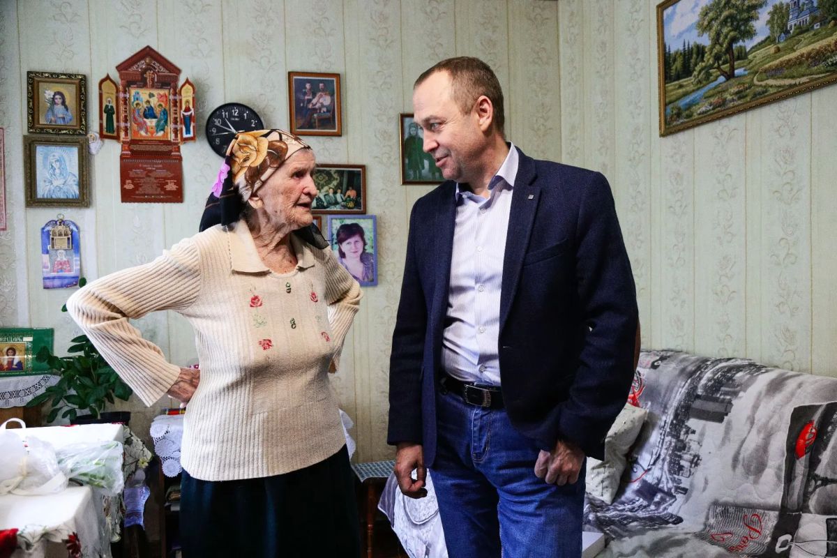 Алексей Малкин: Вручил памятный нагрудный знак «85 лет битвы за Москву» Клавдии Сергеевне Волковой Алексей Малкин: Вручил памятный нагрудный знак «85 лет битвы за Москву» Клавдии Сергеевне Волковой