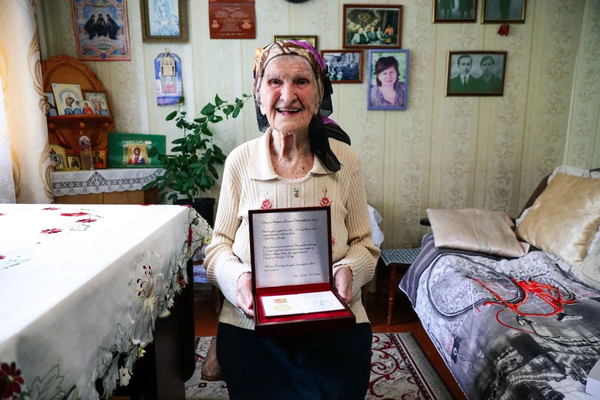 Алексей Малкин: Вручил памятный нагрудный знак «85 лет битвы за Москву» Клавдии Сергеевне Волковой Алексей Малкин: Вручил памятный нагрудный знак «85 лет битвы за Москву» Клавдии Сергеевне Волковой