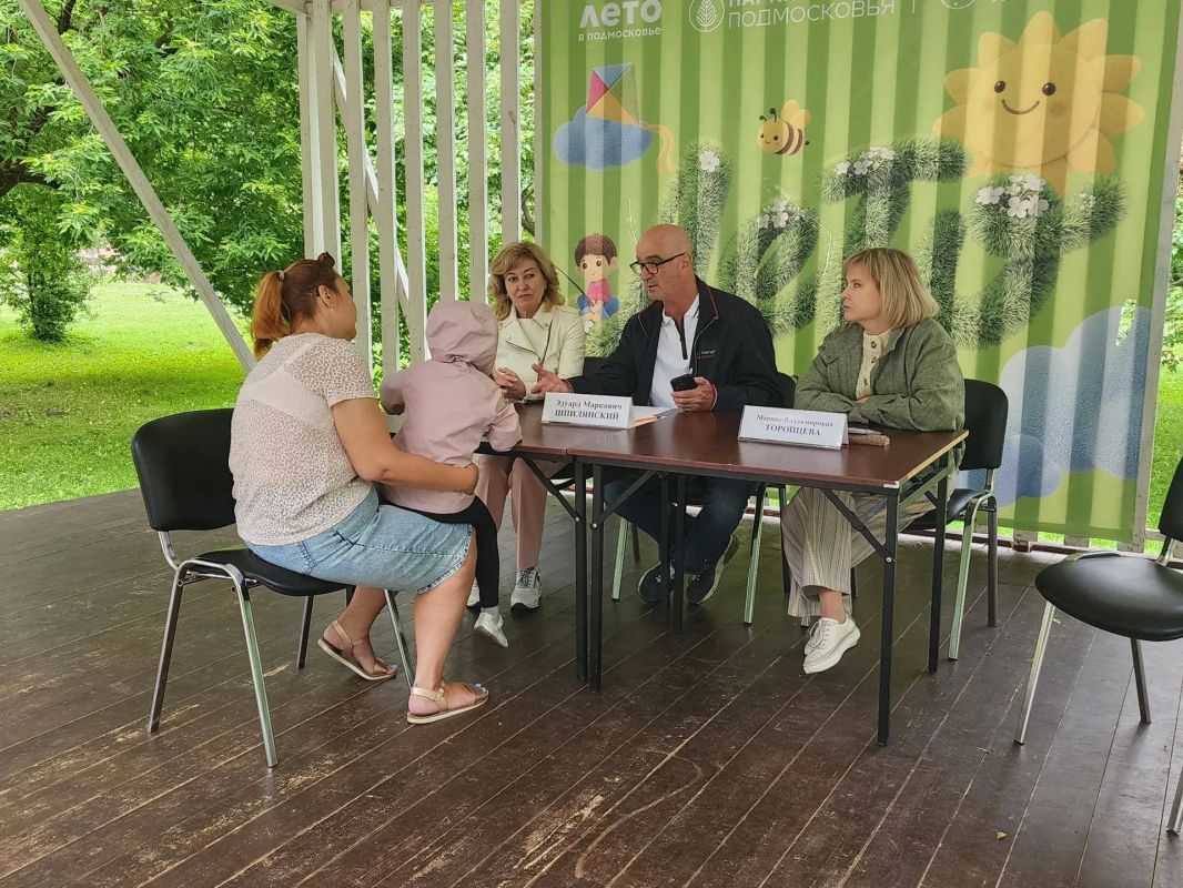 Врачи Королёва провели приём жителей в городском парке Врачи Королёва провели приём жителей в городском парке