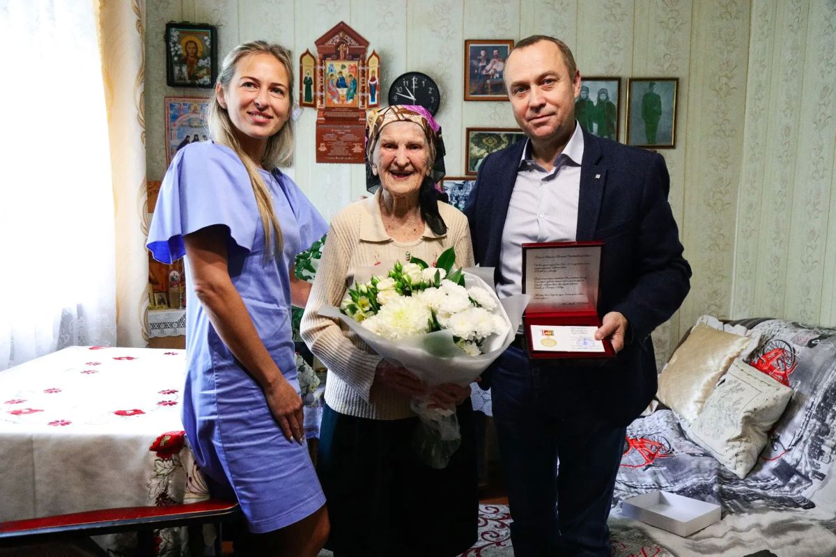 Алексей Малкин: Вручил памятный нагрудный знак «85 лет битвы за Москву» Клавдии Сергеевне Волковой