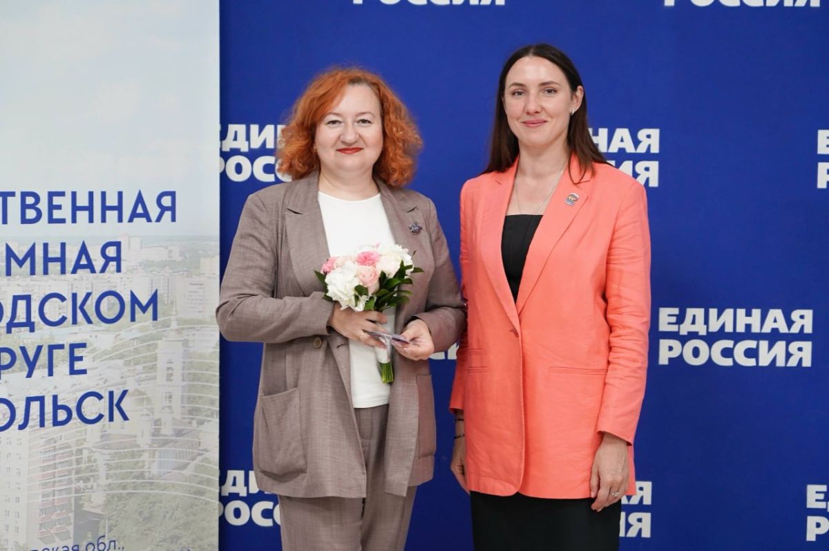 В Подольске торжественно вручили партбилеты новым членам партии «Единая Россия» В Подольске торжественно вручили партбилеты новым членам партии «Единая Россия»