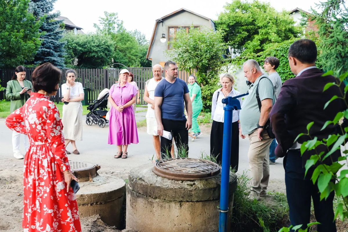 От нового водопровода до благоустройства: глава Химок провела обход квартала Саврасово От нового водопровода до благоустройства: глава Химок провела обход квартала Саврасово