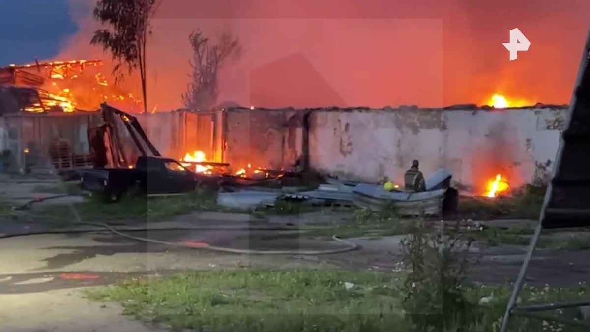 Пожар вспыхнул в подмосковном Колычево — горят производство плитки и склад шиномонтажа