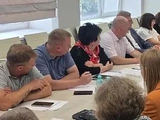С местными депутатами всегда нахожусь в прямом контакте и поддерживаю их С местными депутатами всегда нахожусь в прямом контакте и поддерживаю их