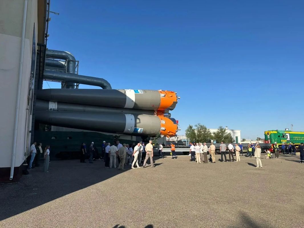 ФМБА России обеспечило медицинское сопровождение вывоза ракеты с пилотируемым кораблем «Союз МС-29» на космодроме «Байконур» По приказу руководителя ФМБА России Вероники Скворцовой медицинское сопровождение вывоза... ФМБА России обеспечило медицинское сопровождение вывоза ракеты с пилотируемым кораблем «Союз МС-29» на космодроме «Байконур» По приказу руководителя ФМБА России Вероники Скворцовой медицинское сопровождение вывоза...