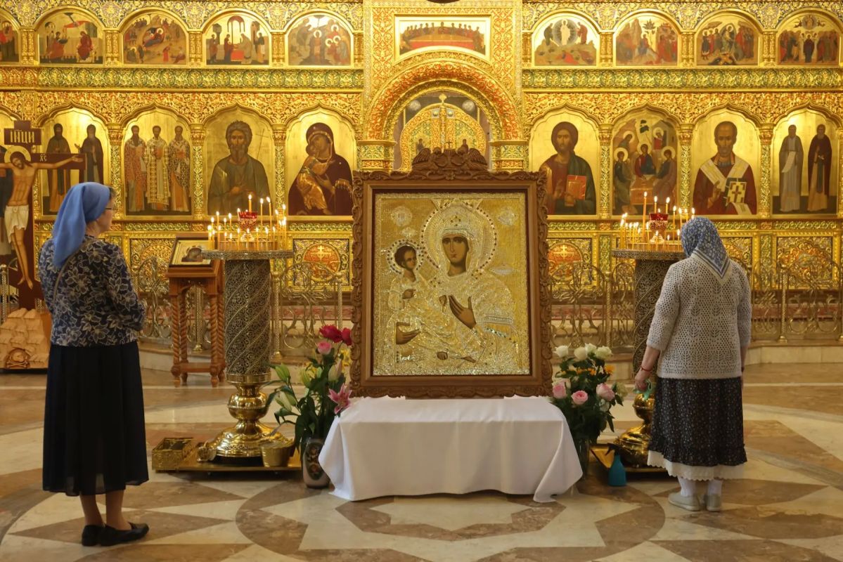 Великая святыня в Реутове: Божественная литургия совершена перед иконой «Троеручица» Великая святыня в Реутове: Божественная литургия совершена перед иконой «Троеручица»