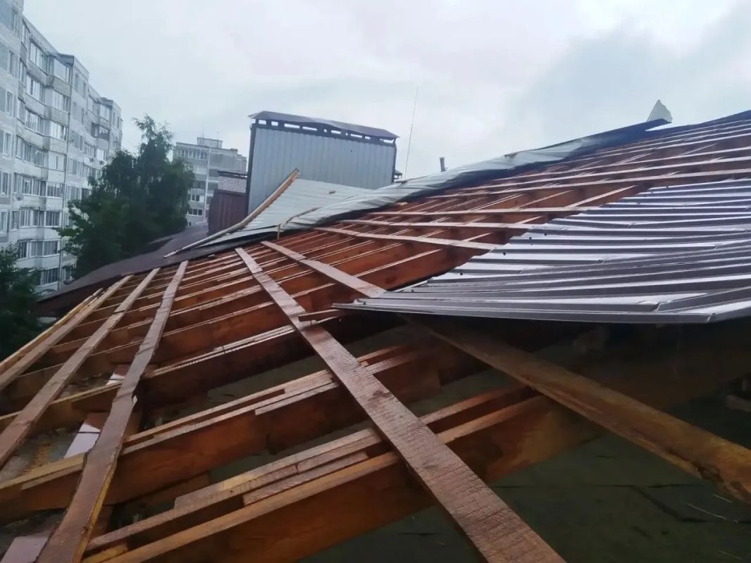 В п. Богородское пожарные помогают устранять последствия непогоды В п. Богородское пожарные помогают устранять последствия непогоды