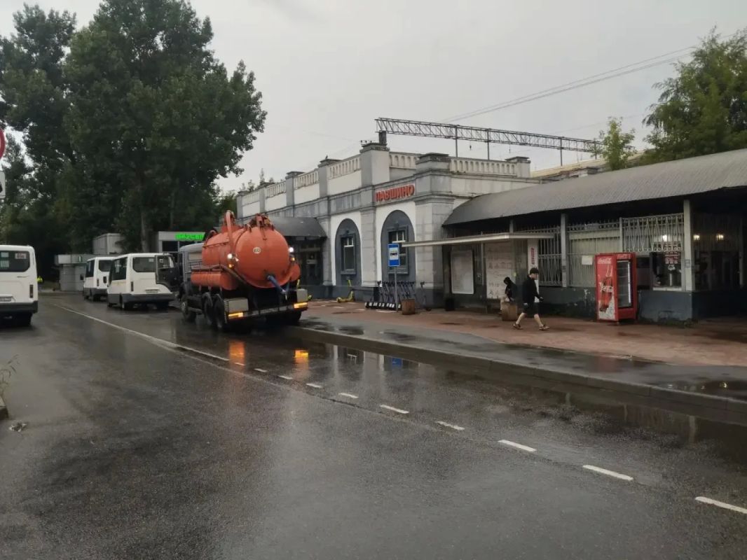 Дорогие жители Красногорска! Коммунальные службы округа продолжают в усиленном режиме ликвидировать последствия мощного циклона, второй день хозяйничающего в Подмосковье Дорогие жители Красногорска! Коммунальные службы округа продолжают в усиленном режиме ликвидировать последствия мощного циклона, второй день хозяйничающего в Подмосковье
