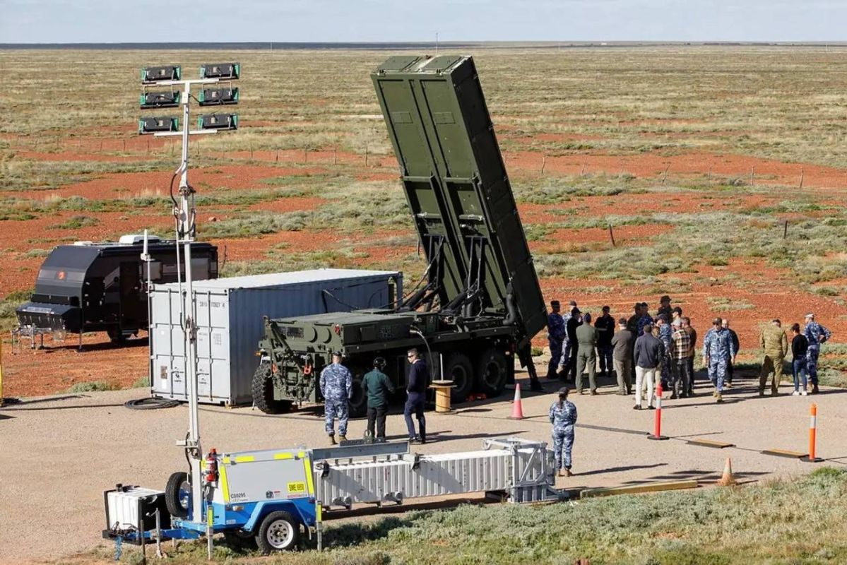 Министерство обороны Австралии объявило, что во время учений Taipan Strike 26 на полигоне Вумера в Южной Австралии Королевский военно-морской флот Австралии запустил зенитную ракету Standard Missile-2 (SM-2) с установленной... Министерство обороны Австралии объявило, что во время учений Taipan Strike 26 на полигоне Вумера в Южной Австралии Королевский военно-морской флот Австралии запустил зенитную ракету Standard Missile-2 (SM-2) с установленной...