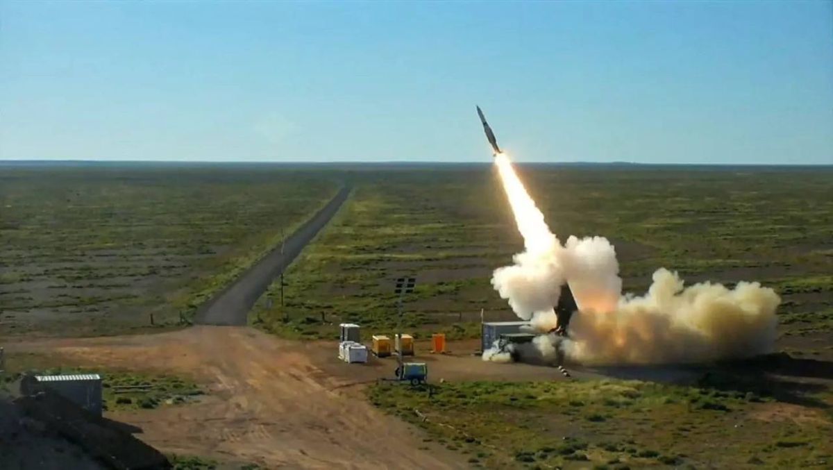Министерство обороны Австралии объявило, что во время учений Taipan Strike 26 на полигоне Вумера в Южной Австралии Королевский военно-морской флот Австралии запустил зенитную ракету Standard Missile-2 (SM-2) с установленной... Министерство обороны Австралии объявило, что во время учений Taipan Strike 26 на полигоне Вумера в Южной Австралии Королевский военно-морской флот Австралии запустил зенитную ракету Standard Missile-2 (SM-2) с установленной...