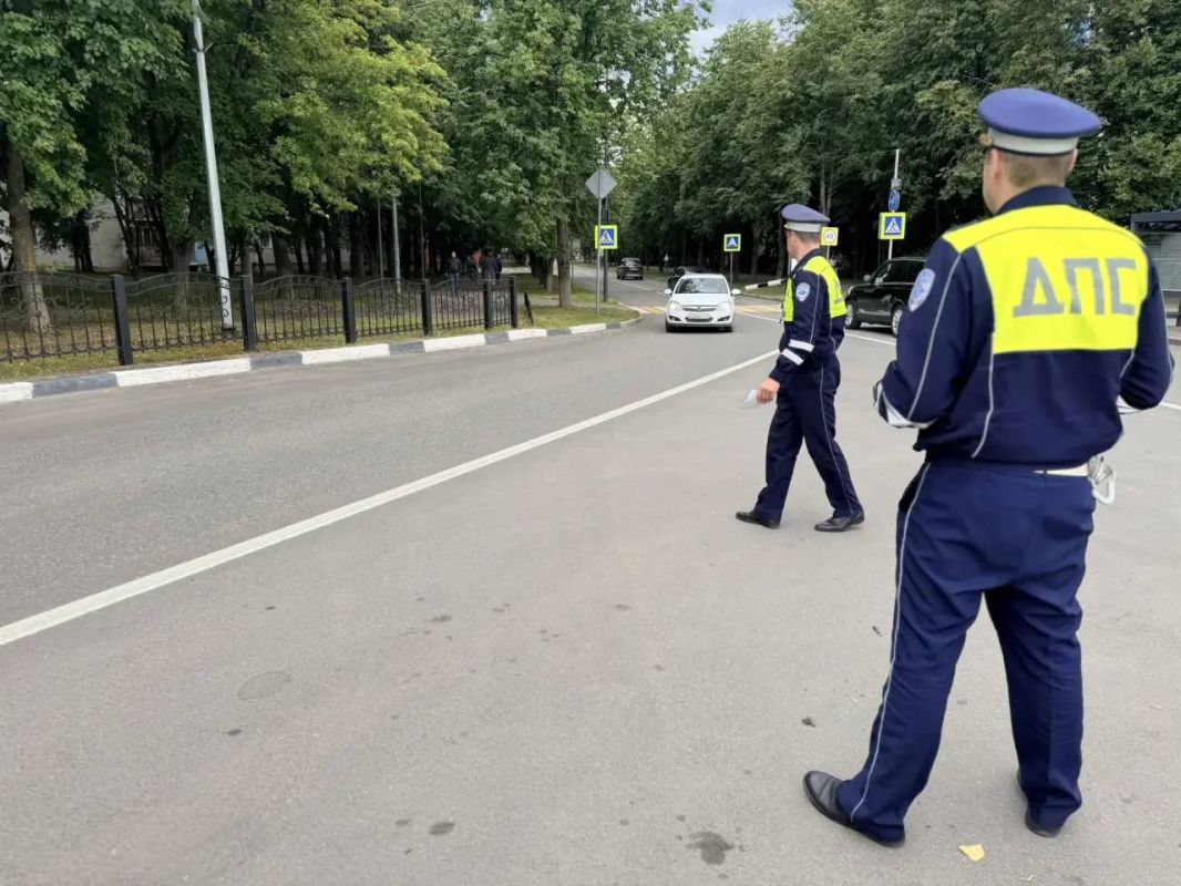 В период летних каникул сотрудники Госавтоинспекции МУ МВД России «Власиха» провели важную акцию «Ребенок-пассажир-пешеход», направленную на предупреждение детского травматизма и повышение культуры поведения на дорогах В период летних каникул сотрудники Госавтоинспекции МУ МВД России «Власиха» провели важную акцию «Ребенок-пассажир-пешеход», направленную на предупреждение детского травматизма и повышение культуры поведения на дорогах