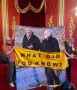 Баннер с Эпштейном и экс-принцем Эндрю развернули в тронном зале Букингемского дворца