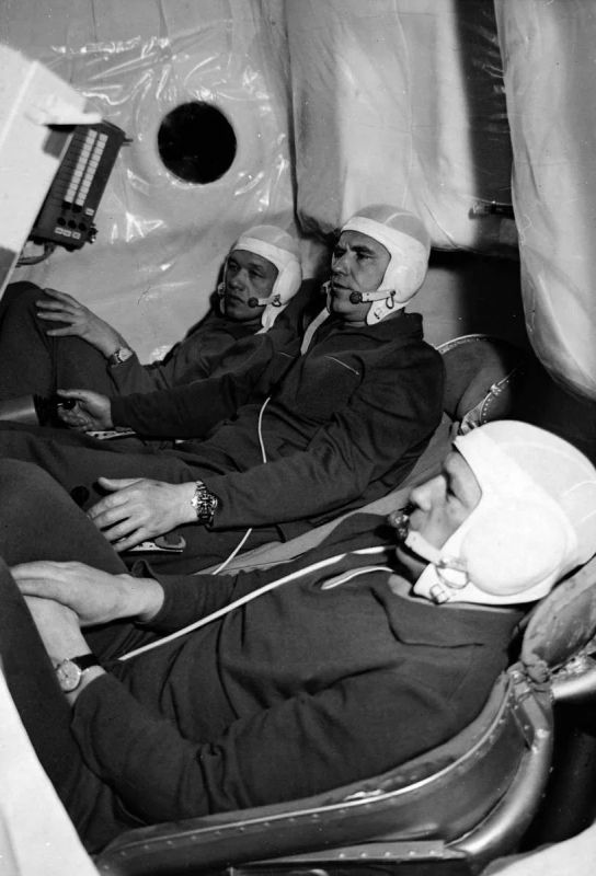 #ДЕНЬВИСТОРИИКОСМОСА. Ровно 92 года назад, 13 июля 1934 года, родился Алексей Станиславович Елисеев — легендарный лётчик-космонавт СССР и дважды Герой Советского Союза Именно он участвовал в первой в мире успешной стыковке... #ДЕНЬВИСТОРИИКОСМОСА. Ровно 92 года назад, 13 июля 1934 года, родился Алексей Станиславович Елисеев — легендарный лётчик-космонавт СССР и дважды Герой Советского Союза Именно он участвовал в первой в мире успешной стыковке...