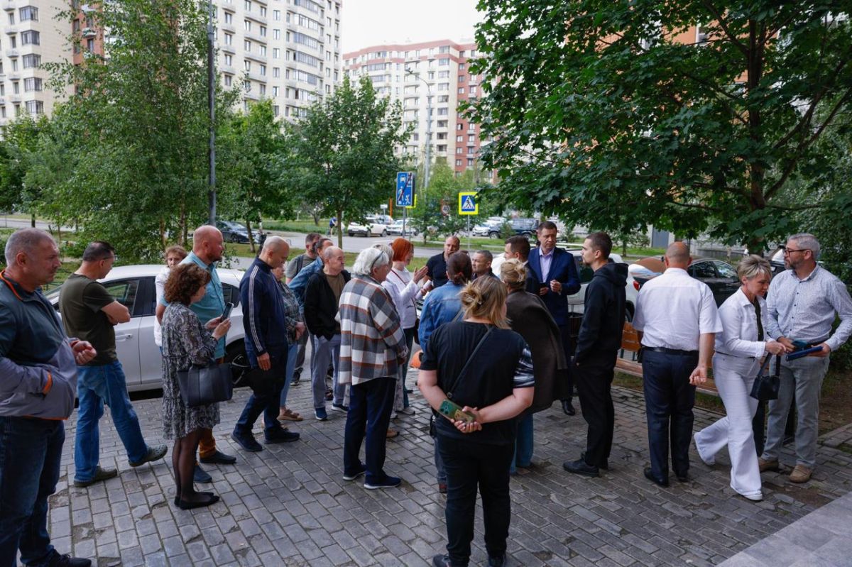 Глава Ленинского городского округа Станислав Каторов совместно с коллегами и жителями дома № 6 на улице Фокина в Видном оценил качество выполненных работ по ремонту кровли Глава Ленинского городского округа Станислав Каторов совместно с коллегами и жителями дома № 6 на улице Фокина в Видном оценил качество выполненных работ по ремонту кровли