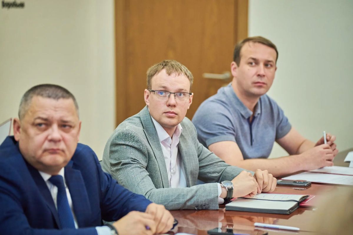 Михаил Собакин: В ходе еженедельного совещания Губернатора с областным правительством и главами округов обсудили формат работы «Выездных администраций» Михаил Собакин: В ходе еженедельного совещания Губернатора с областным правительством и главами округов обсудили формат работы «Выездных администраций»