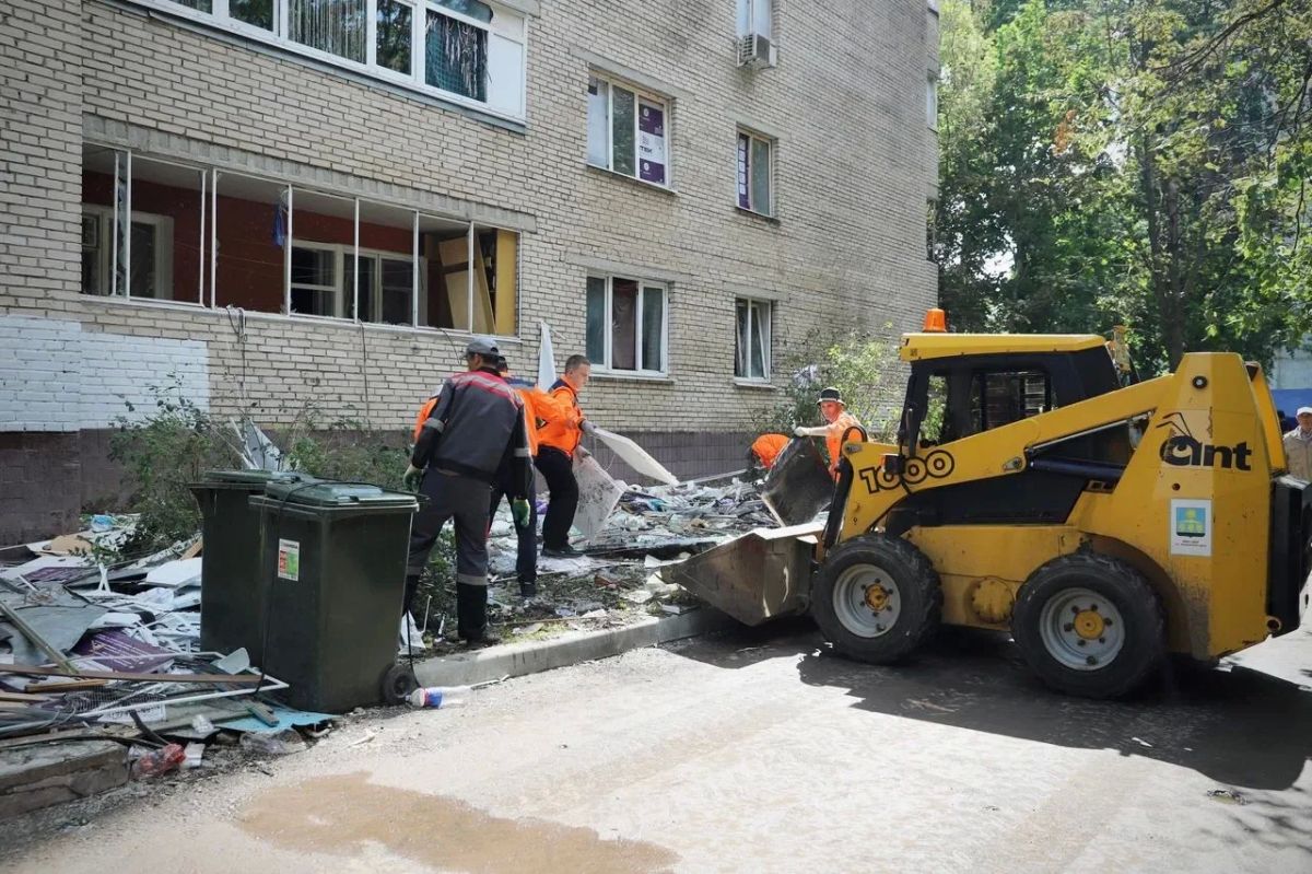 Специалисты МЧС оценивают безопасность конструкций пострадавшего жилого дома Специалисты МЧС оценивают безопасность конструкций пострадавшего жилого дома