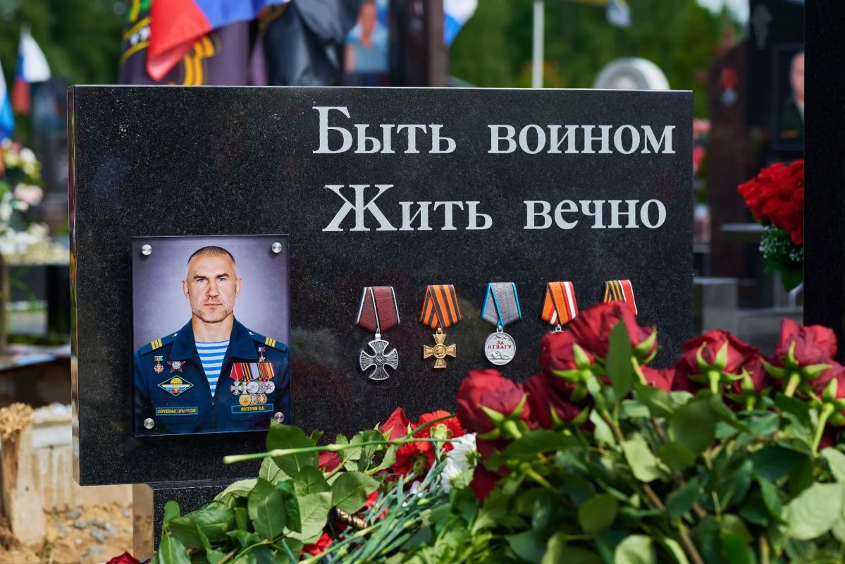 Михаил Собакин: Сегодня вместе с родителями, семьей, сослуживцами, друзьями и близкими почтили память храброго воина Героя России Игоря Нестерова Михаил Собакин: Сегодня вместе с родителями, семьей, сослуживцами, друзьями и близкими почтили память храброго воина Героя России Игоря Нестерова