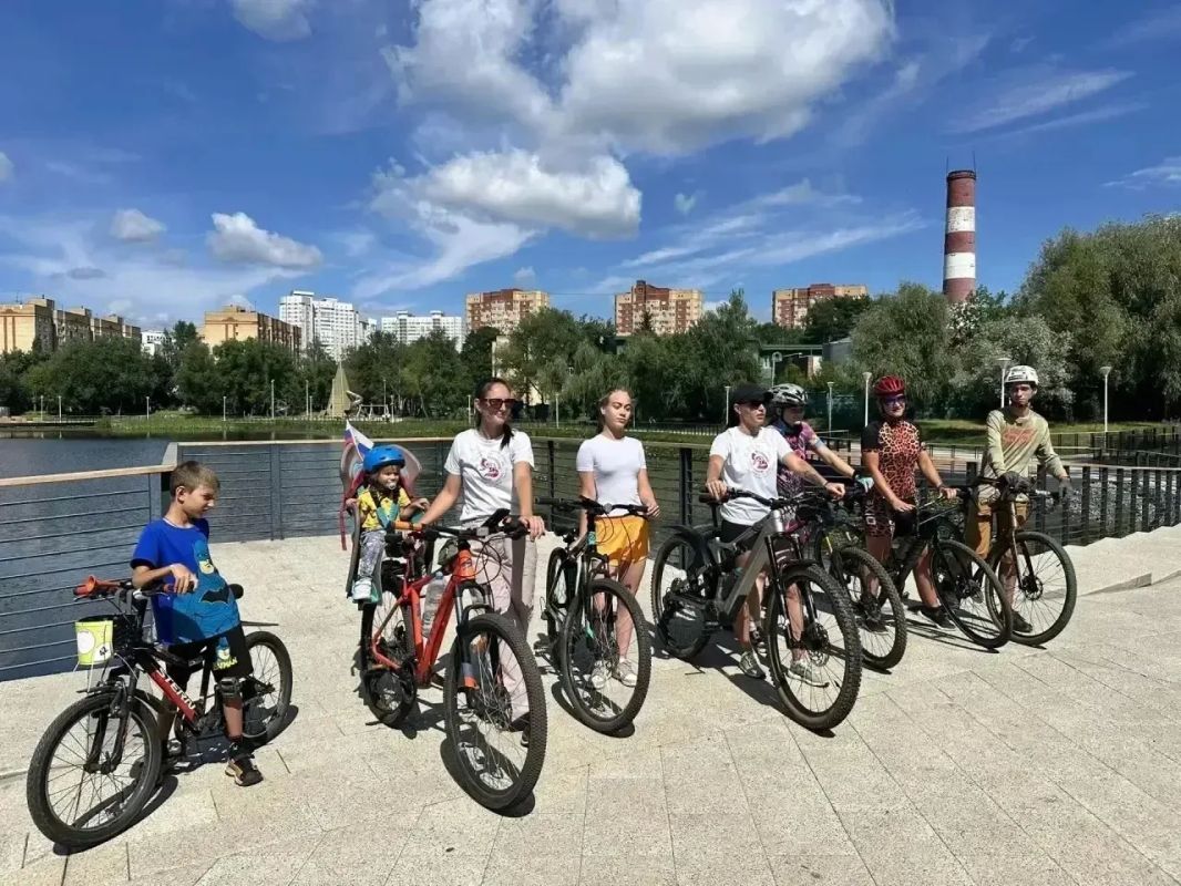 Завершающей точкой сегодняшней поездки по Пушкино стала встреча с активом общественной организации «ВелоПушкино» Завершающей точкой сегодняшней поездки по Пушкино стала встреча с активом общественной организации «ВелоПушкино»