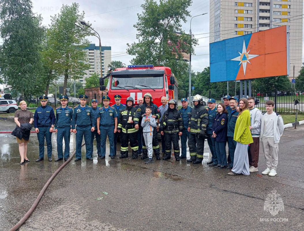 В Одинцовском пожарно-спасательном гарнизоне проводили на заслуженный отдых троих сотрудников