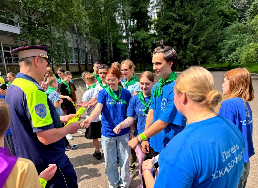В подмосковном Красногорске на базе лагеря дневного пребывания «Сказочный» сотрудники областной Госавтоинспекции провели для ребят увлекательный интерактивный день, поближе познакомив их с важной и ответственной профессией... В подмосковном Красногорске на базе лагеря дневного пребывания «Сказочный» сотрудники областной Госавтоинспекции провели для ребят увлекательный интерактивный день, поближе познакомив их с важной и ответственной профессией...