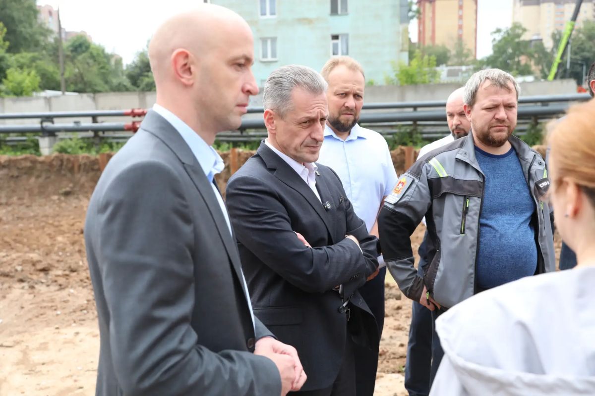 Сегодня вместе с победителем предварительного голосования «Единой России» Николаем Томашовым провели встречу с жителями на месте строительства пристройки к школе № 7 на Лихачевском шоссе, 27 Сегодня вместе с победителем предварительного голосования «Единой России» Николаем Томашовым провели встречу с жителями на месте строительства пристройки к школе № 7 на Лихачевском шоссе, 27