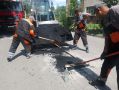 Сегодня, 15 июля, сотрудники предприятия «Автобытдор» продолжают приводить дороги и дворовые территории в порядок