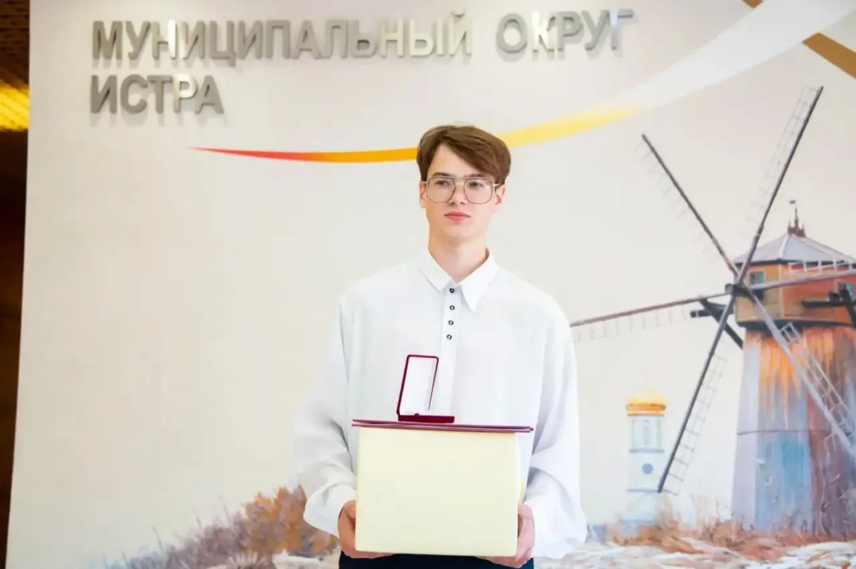 Татьяна Витушева: Вручила ключи от квартиры юному жителю Истры Максиму Щербакову Татьяна Витушева: Вручила ключи от квартиры юному жителю Истры Максиму Щербакову