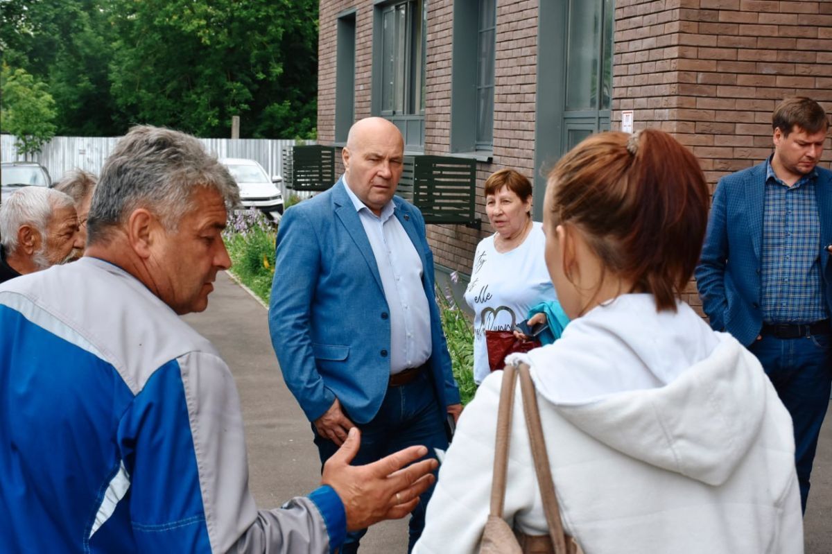 Уполномоченный главы округа Нина Ушакова вместе с председателем Совета депутатов Артемом Садулой и его заместителем Николаем Михайлиным вновь приехали на Гоголевскую, 2Б, чтобы провести выездное совещание с жителями Уполномоченный главы округа Нина Ушакова вместе с председателем Совета депутатов Артемом Садулой и его заместителем Николаем Михайлиным вновь приехали на Гоголевскую, 2Б, чтобы провести выездное совещание с жителями