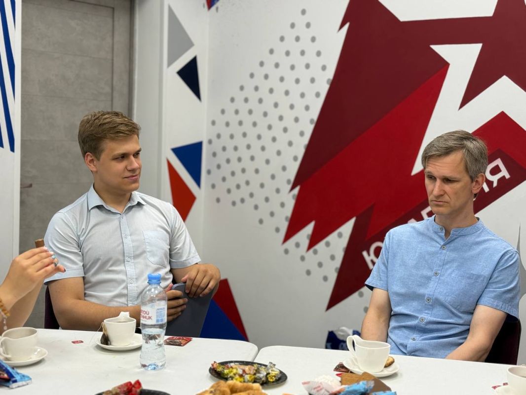Не просто встреча, а настоящий разговор о человеке, который стоит спиной к зрителю, но ведет за собой весь оркестр Не просто встреча, а настоящий разговор о человеке, который стоит спиной к зрителю, но ведет за собой весь оркестр